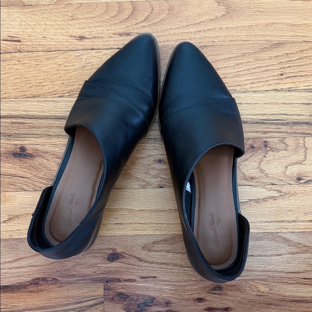 Universal Thread Black Pointed D'Orsay Flats